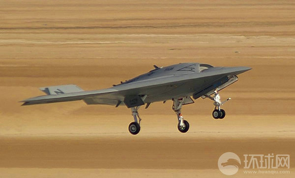 資料圖：X-47B無人機進(jìn)行飛行測試。