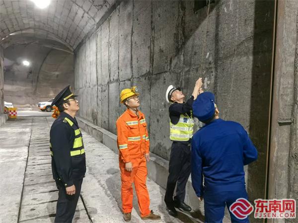 檢查隧道防火門.jpg 檢查隧道防火門.jpg