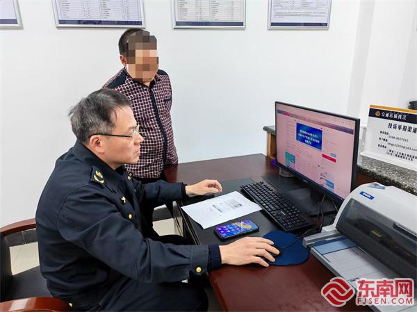 執法員指導司機網上換證.jpg