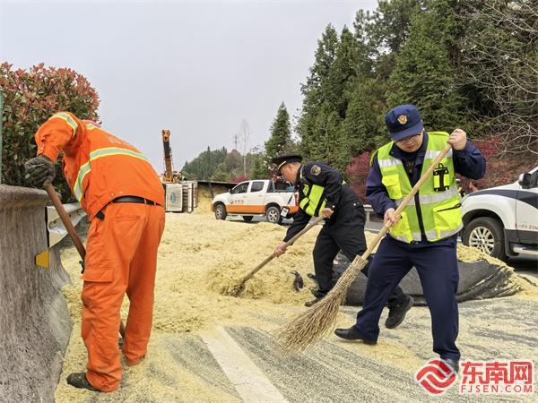 各部門聯合清理路面散落物.jpg