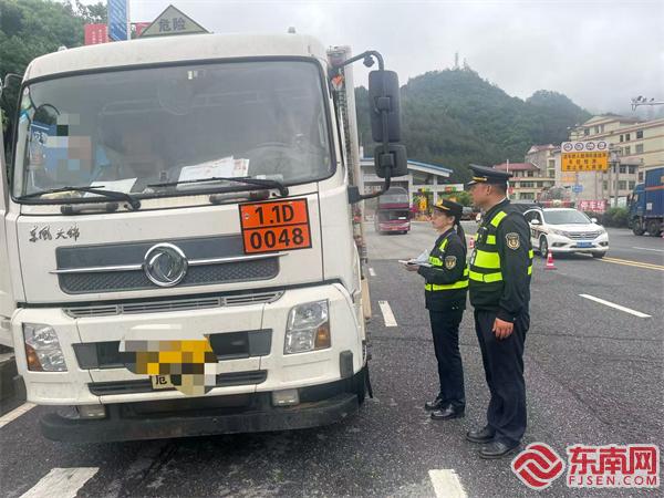 執(zhí)法人員現(xiàn)場檢查危險品運輸車輛.jpg