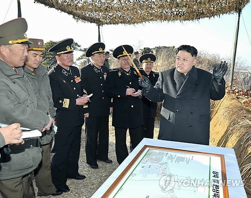 朝軍25日在東海元山一帶進(jìn)行了大規(guī)模國家級(jí)聯(lián)合軍演，金正恩親自參觀了此次軍演。(韓聯(lián)社)