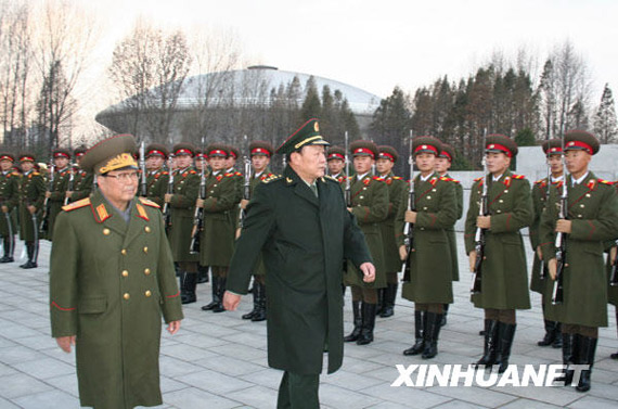 11月22日，中國國務委員兼國防部長梁光烈（右）在朝鮮人民武力部部長金永春次帥的陪同下，在平壤祖國解放戰爭勝利紀念塔廣場檢閱朝鮮人民軍儀仗隊。