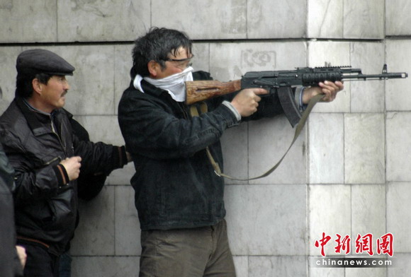 2010年4月7日，一名男子在抗議集會中使用自動步槍指向政府大樓。