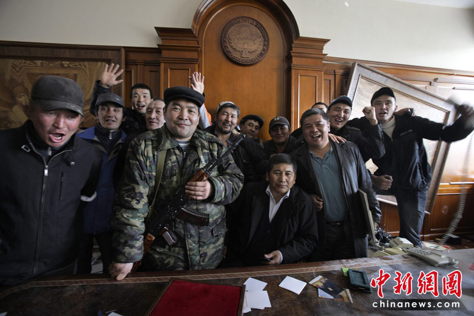 吉爾吉斯斯坦7日發(fā)生大規(guī)模騷亂，反對派示威者占領(lǐng)了議會大樓，8日，總統(tǒng)府也被示威者占領(lǐng)。圖為示威者進(jìn)入總統(tǒng)巴基耶夫的內(nèi)閣會議室。