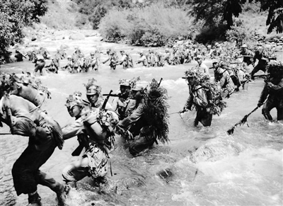 上圖：身披偽裝的中國士兵在前往滇西怒江前線的路上，他們將在那里阻截日軍的進犯。