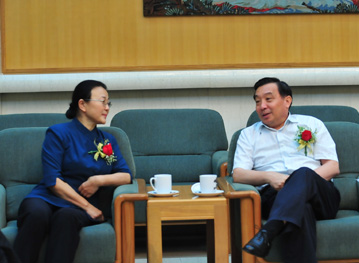 中宣部副部長，中央外宣辦、國務(wù)院新聞辦主任王晨同志(右)人民日報(bào)社副總編輯馬利同志
