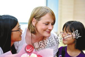 美國單身女教師身患重病19年收養兩名中國棄嬰