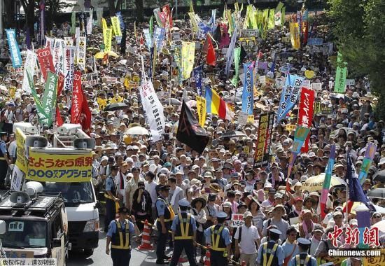 資料圖：當地時間7月16日，日本東京爆發“再見核電站”大集會。據主辦方透露，約有17萬人參加了此次活動。集會者呼吁關閉日本所有核電站，實現“無核化”。