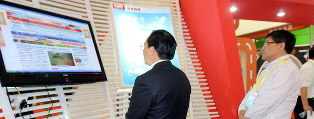 嘉賓參觀報業集團展館