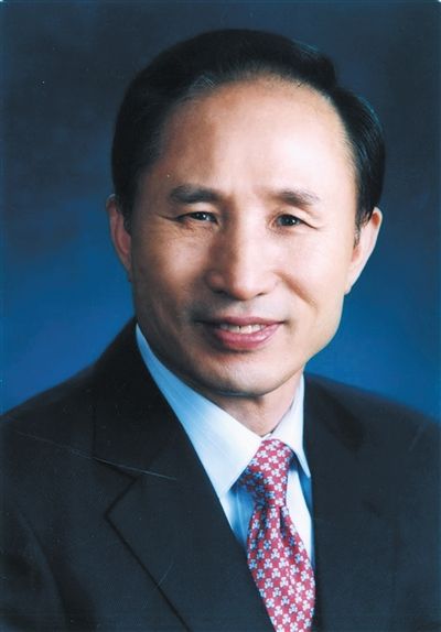 李明博（韓國(guó)總統(tǒng)）為“私宅門(mén)”向國(guó)民道歉，并親自批準(zhǔn)法案，調(diào)查自己的家人。