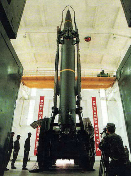 資料圖：二炮東風-11型戰(zhàn)術(shù)地地導彈起豎。