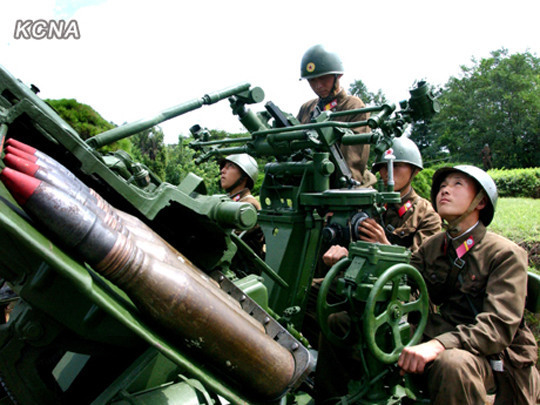 資料圖：當地時間2012年8月23日，朝中社公布了朝鮮士兵進行強化戰斗訓練的圖片。