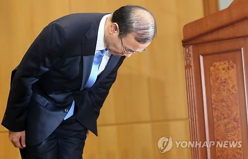 檢察總長韓相大30日上午10時在首爾檢察廳大樓舉行記者招待會宣布辭去檢察總長職務。（圖片來自韓聯社）