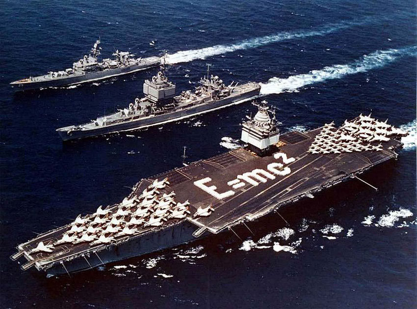1964年7月31日，“企業”號、“長堤”號及“班布里奇”號三艘核動力軍艦正進行環球航行，以宣示美國海軍力量。“企業”號的官兵在飛行甲板排出著名的“E=mc?”質能等價公式，以紀念于核能有重要貢獻的愛恩斯坦。