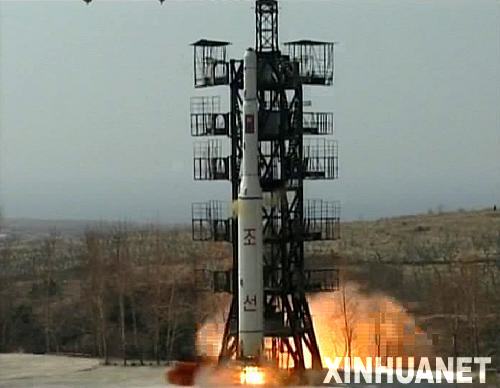 這張朝鮮中央通訊社2012年4月8日提供的照片顯示朝鮮4月5日發射“光明星2號”試驗通信衛星的情景。新華社/朝中社src=