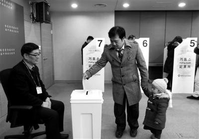 5日，北京，很多韓國人帶孩子來大使館投票。選民說，希望能夠從小培養孩子的權利意識。新京報記者 韓旭陽 攝