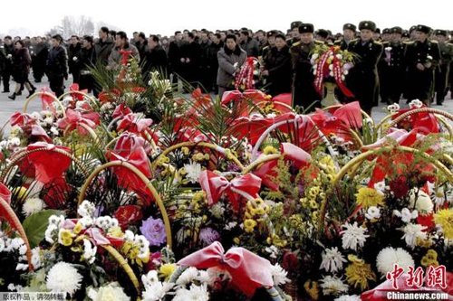 據朝中社報道，當地時間12月16日，朝鮮人民軍官兵、各階層人民和青少年學生前往萬壽臺，為朝鮮已故領導人金日成和金正日銅像獻花。據悉，12月17日是朝鮮已故最高領導人金正日逝世一周年紀念日。
