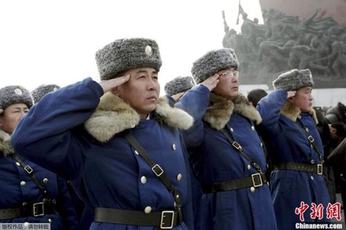 據朝中社報道，當地時間12月16日，朝鮮人民軍官兵、各階層人民和青少年學生前往萬壽臺，為朝鮮已故領導人金日成和金正日銅像獻花。據悉，12月17日是朝鮮已故最高領導人金正日逝世一周年紀念日。 