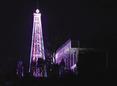 22日，朝韓軍事分界線附近愛妓峰山頂，韓國宗教團(tuán)體點(diǎn)亮了一棵30米高的巨大圣誕樹，被朝鮮指責(zé)為心理戰(zhàn)。