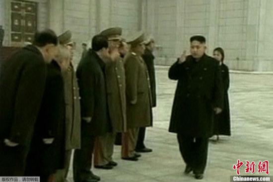 資料圖：當(dāng)?shù)貢r間12月17日，朝鮮平壤，金正恩攜夫人李雪主及黨政軍高層干部參謁錦繡山太陽宮，紀(jì)念金正日逝世一周年。