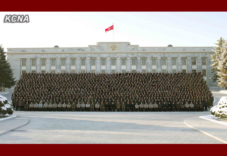金正恩與射星功臣合影期待發射更多火箭（圖）
