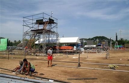 緬甸當地時間12月31日，工作人員正在搭建舉行新年慶祝活動的舞臺。