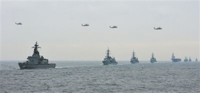 2012年10月14日，日本海上自衛(wèi)隊舉行閱艦式。2013年，日本自衛(wèi)隊時隔11年首增防衛(wèi)預算。資料圖片