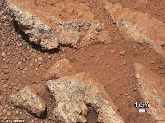 火星上一塊被稱之為“林克”的露出地面的巖層，四周的灰塵呈紅褐色。這一發現證明火星表面曾出現溪流