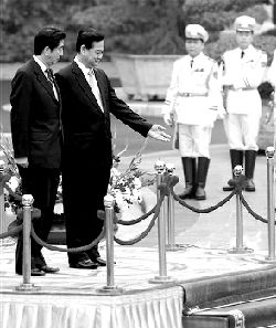 16日，越南總理阮晉勇（右）歡迎來訪的日本首相安倍晉三。