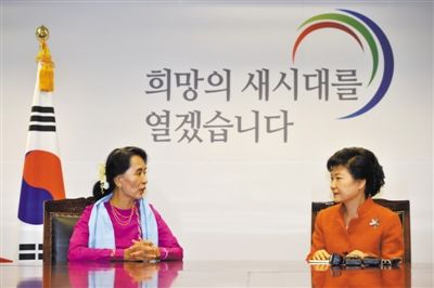 29日，首爾，韓國候任總統樸槿惠與來訪的昂山素季會面。