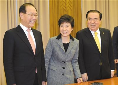 協商 2月7日，樸槿惠（中）在國會同新國家黨黨首黃祐呂（左）、民主統合黨非常對策委員會委員長文喜相舉行會談。