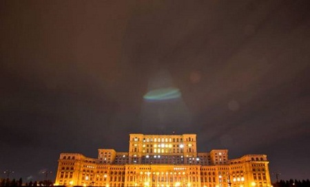 照片中，羅馬尼亞議會大樓上空出現神秘光圈。有人認為這是UFO。