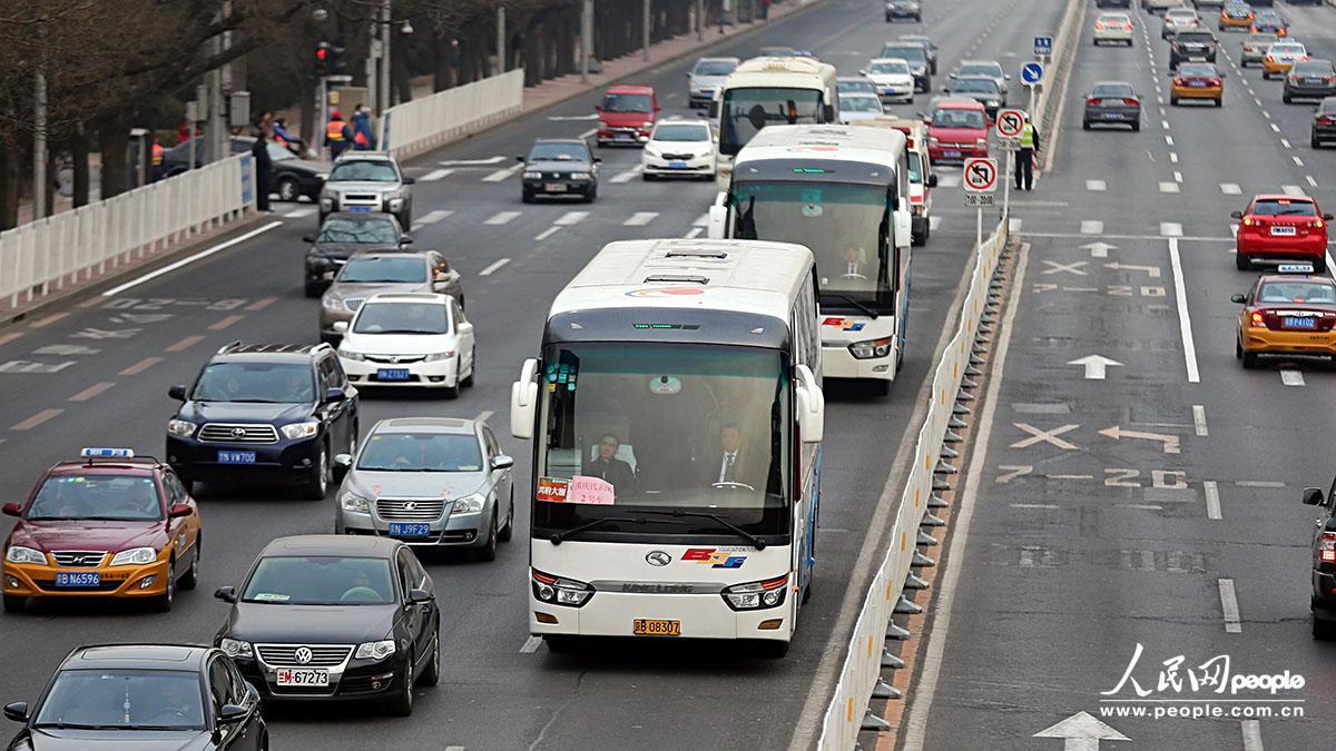 沒有封路及警車帶道，重慶代表團接送車有序通過長安街。吉羽/攝影