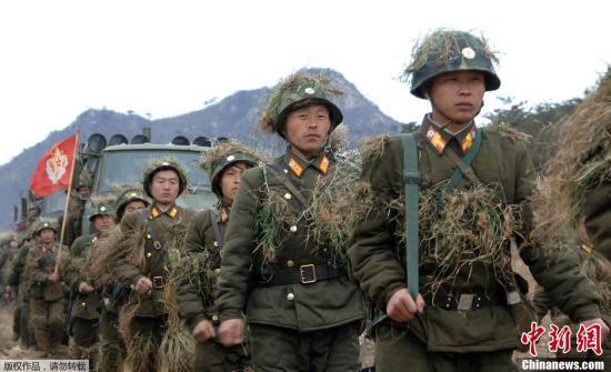 當(dāng)?shù)貢r(shí)間3月11日，朝鮮《勞動(dòng)新聞》刊登大量朝鮮士兵緊張訓(xùn)練的圖片，反制韓美兩國(guó)于當(dāng)天啟動(dòng)的代號(hào)為“關(guān)鍵決斷”的聯(lián)合軍演，振奮朝鮮國(guó)內(nèi)士氣。