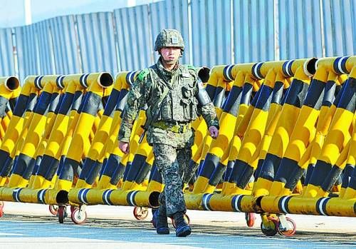 靠近南北軍事分界線的邊境城市坡州距首爾約40公里，韓國(guó)士兵在海關(guān)檢查站附近的統(tǒng)一大橋上設(shè)置了路障并嚴(yán)加檢查。新華社/法新 