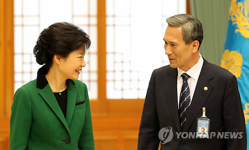 資料圖：3月22日，韓國總統樸槿惠（左）和國防部長官金寬鎮在青瓦臺交談。