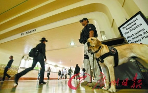 15日,洛杉磯警方在市區聯合火車站警戒。