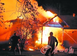 當地居民對著火海發呆