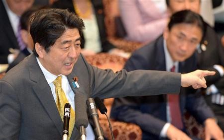 日本首相安倍晉三在會議上發言