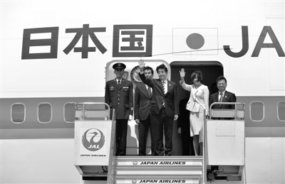 4月28日，日本首相安倍晉三攜夫人一同前往俄羅斯，交流領(lǐng)土和經(jīng)濟(jì)合作問題。這是日本首相十年來首次正式訪問俄羅斯。