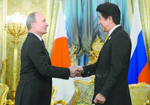 俄羅斯總統普京（左）4月29日在莫斯科與來訪的日本首相安倍晉三會談。 新華社/法新