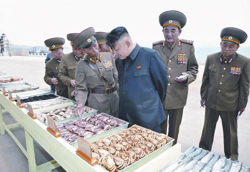 朝鮮官方近日點名批評韓國總統(tǒng)樸槿惠，引發(fā)朝韓雙方激烈嘴仗，圖為金正恩視察人民軍部隊后勤基地。