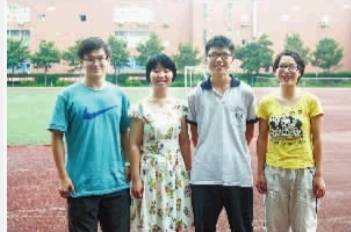 長郡中學，易楷寧（左一）、唐嘉（左二）、曾宇（左三）、朱佳怡（右一）高考（理科）分數都在690分以上。 記者 羅智文 攝