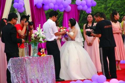 “校園婚禮”男女主角在交換戒指本組圖片通訊員萬(wàn)青攝