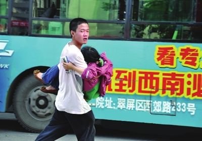 6月7日，黃子恒火速將肚子疼的小苗送上車。（資料圖片）