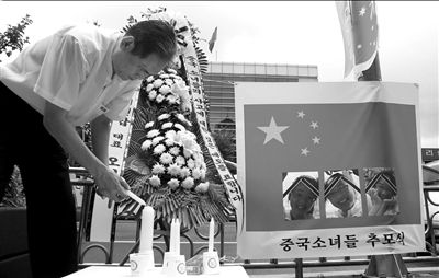 ?15日，韓國(guó)首爾鐘路區(qū)，人們悼念在韓亞客機(jī)事故中不幸遇難的3名中國(guó)女孩。