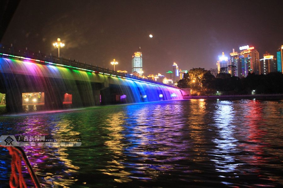 夜游水城 美麗南寧讓網媒記者嘆為觀止
