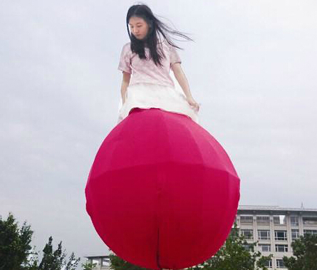 引來大批男粉絲 兩岸特色廟會(huì)美女不倒翁好“高端”