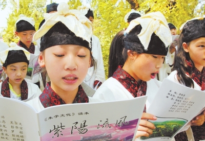 ▲ 朱子學校學生在誦讀《朱子家訓》。